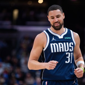 半岛体育-尽力局！克莱三分11中5空砍全队最高19分 下半场8中5独得14分