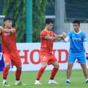 半岛体育-越南队出征前最后热身 六球取胜“小弟”U22国足