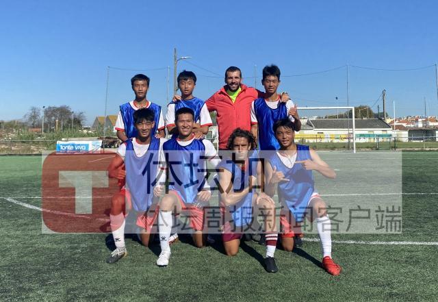 1668704479104028163.jpg 陈康林(前排右一)训练后与队友一起合影_副本.jpg